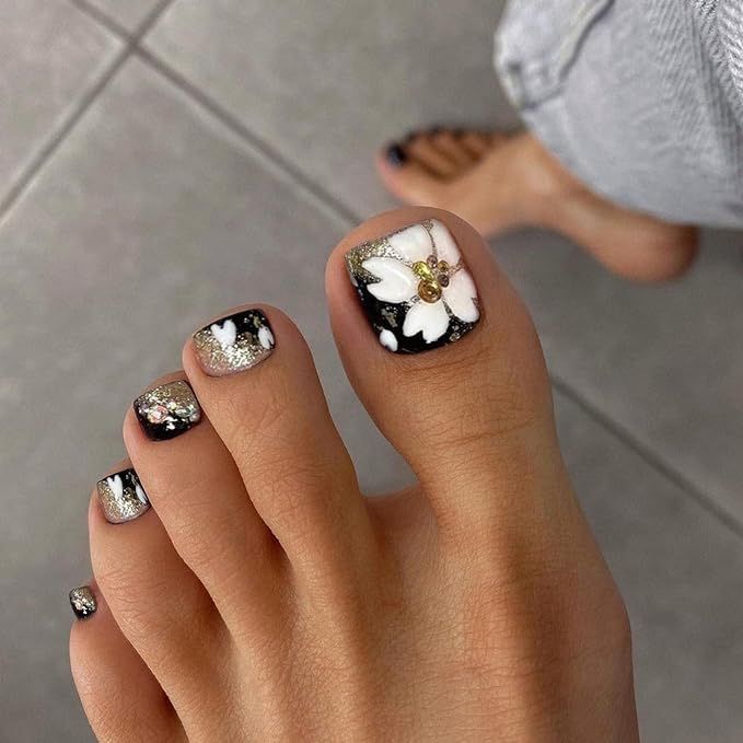 20 Ideas Stylish Summer Soiree: White Toe Nail Designs for 2024