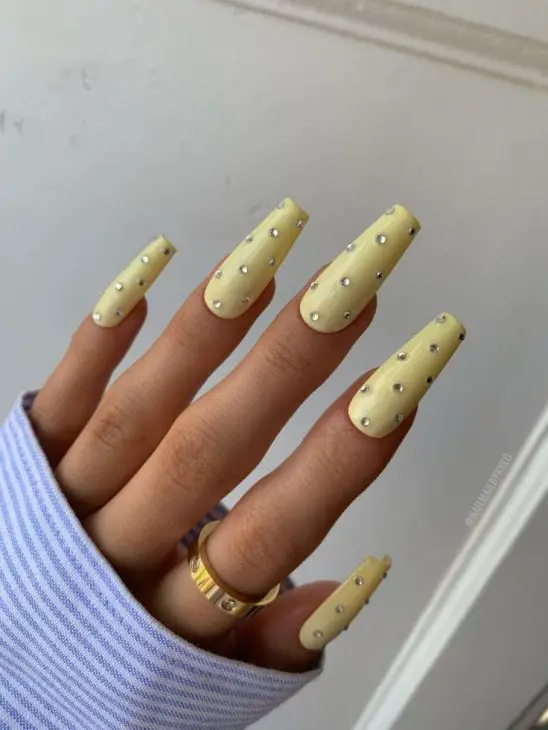 20 Dazzling Rhinestone Summer Nail Ideas for a Sparkling 2024