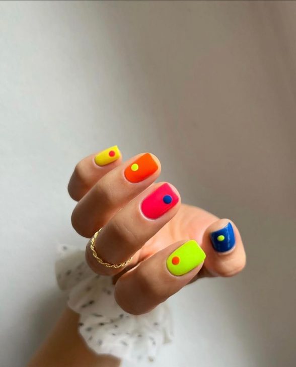 20 Trendsetting Neon Summer Nails Designs for 2024