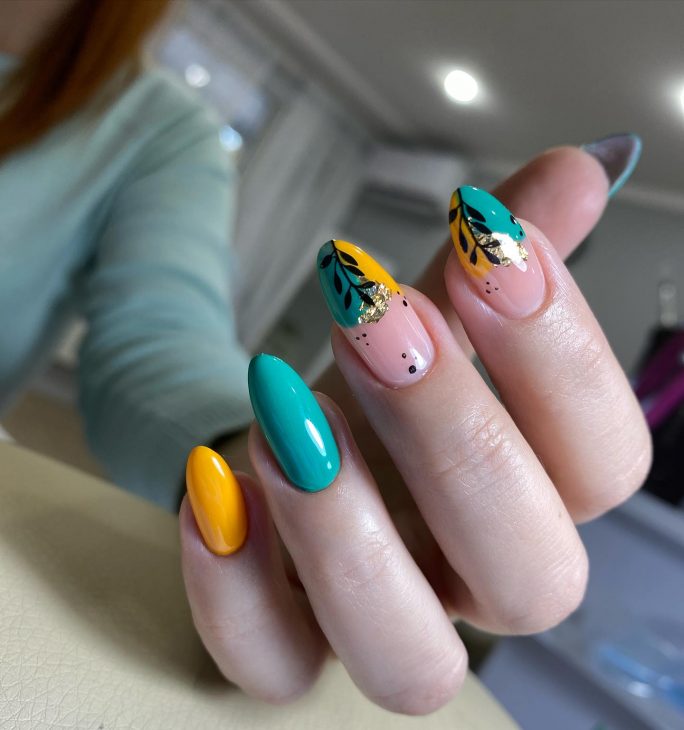 20 Cute Fake Nail Ideas for Fall: Trendy Designs and Colors for 2024