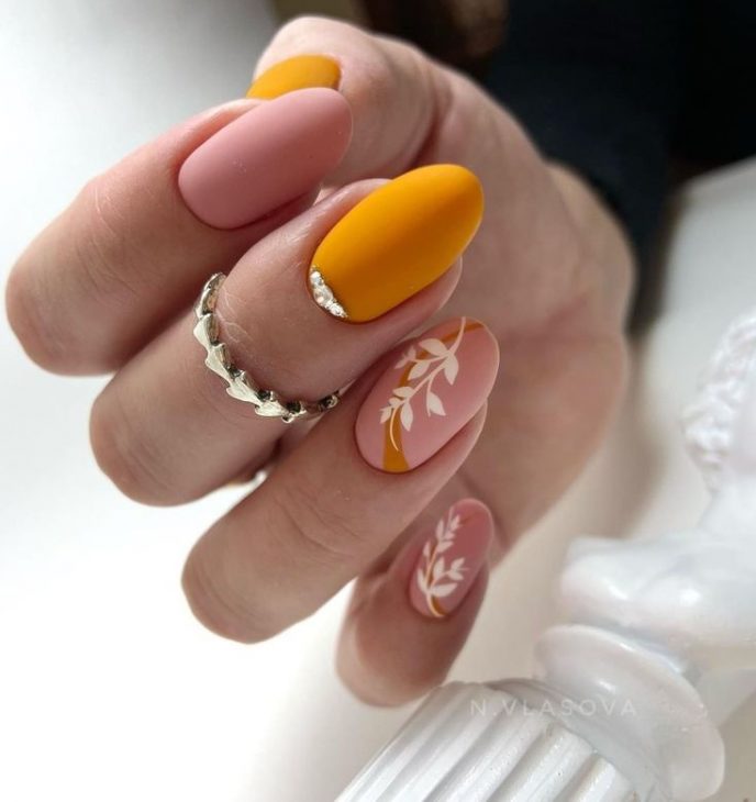 Yellow Fall Nails: A Guide to Trendy and Chic Nail Designs for the Season