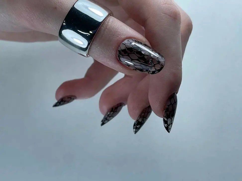 Dark Fall Nail Colors: A Chic Guide to Autumn Manicures