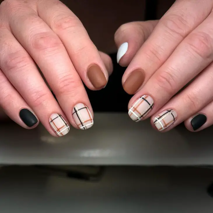 Fall Plaid Nails 2024: Trendy Manicure Ideas