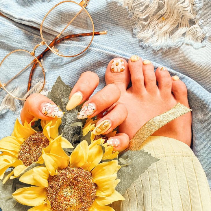 20 Stunning Yellow Fall Nail Ideas for 2024: Embrace the Season with Bold and Bright Designs