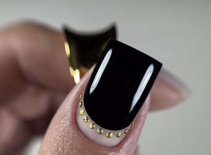 20 Stunning Black Nails Inspo Ideas for 2025: From Elegant to Edgy Styles