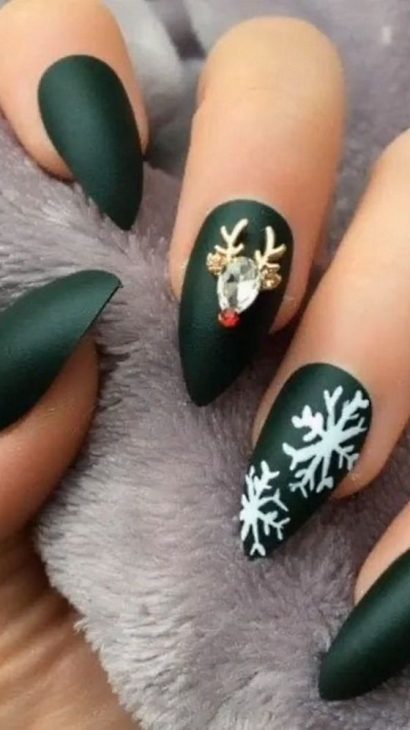 22 Simple Christmas Nail Ideas: Stylish and Classic Designs for the Holidays