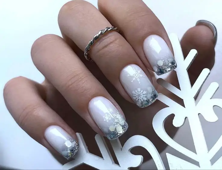 22 Simple Christmas Nail Ideas: Stylish and Classic Designs for the Holidays