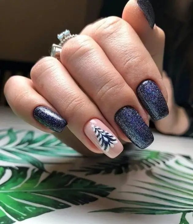 22 Simple Christmas Nail Ideas: Stylish and Classic Designs for the Holidays