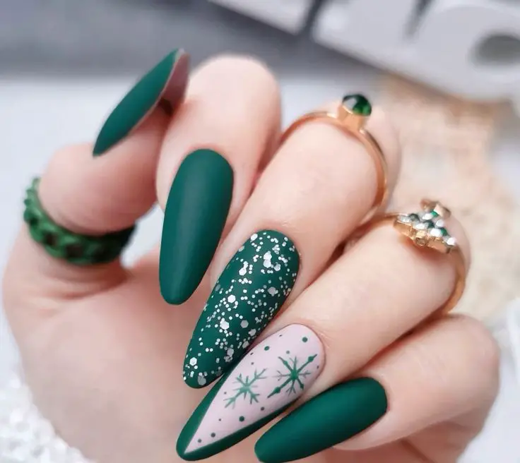 22 Simple Christmas Nail Ideas: Stylish and Classic Designs for the Holidays