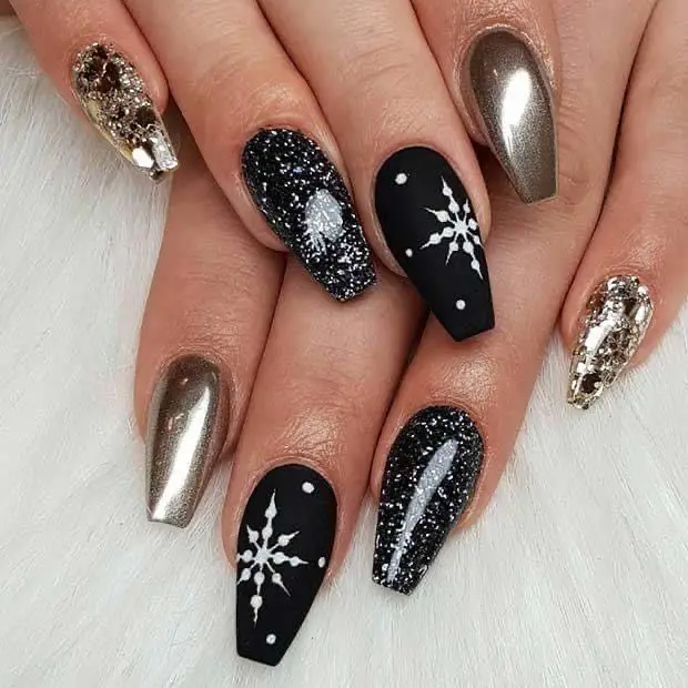 22 Simple Christmas Nail Ideas: Stylish and Classic Designs for the Holidays