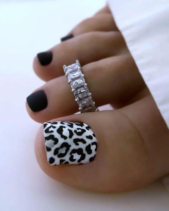 Top 20 Pedicure Ideas with Gemstones and Snake Skin Patterns