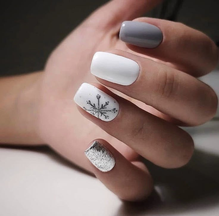 22 Simple Christmas Nail Ideas: Stylish and Classic Designs for the Holidays