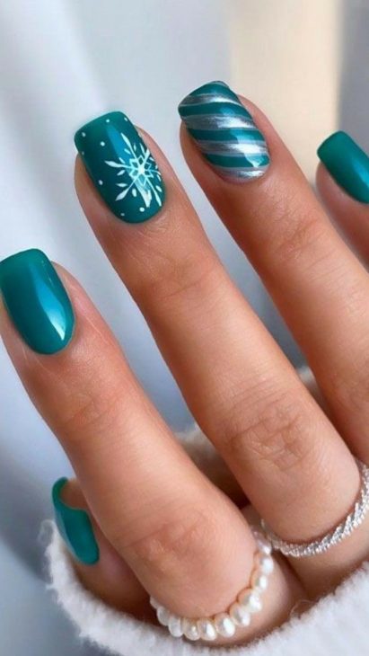 22 Simple Christmas Nail Ideas: Stylish and Classic Designs for the Holidays