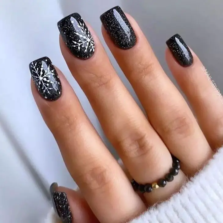 22 Simple Christmas Nail Ideas: Stylish and Classic Designs for the Holidays