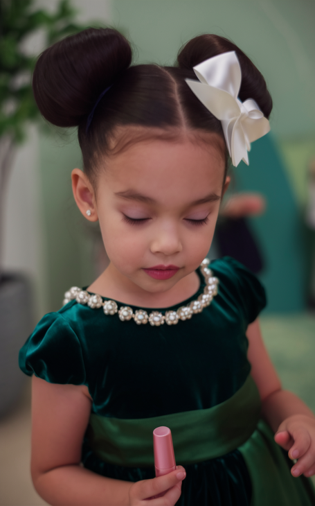 20 Magical Christmas Children's Hairstyles: Festive Ideas with Bows, Braids, and More