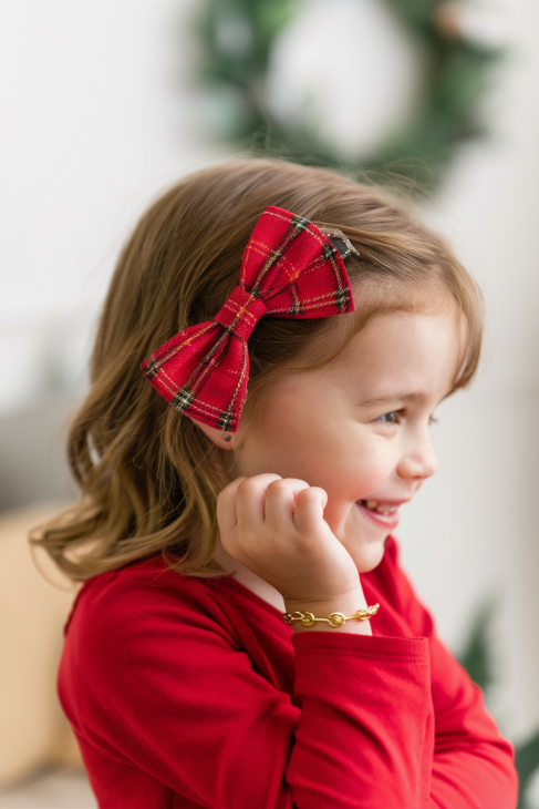 20 Magical Christmas Children's Hairstyles: Festive Ideas with Bows, Braids, and More