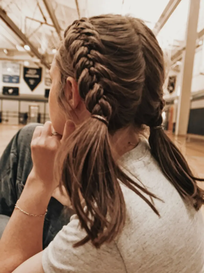hairstyles-for-school-2025-voluminous-waves-with-loose-ends